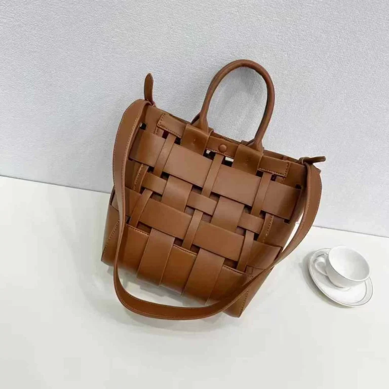 شنطه عصريه مواكبه للموضه