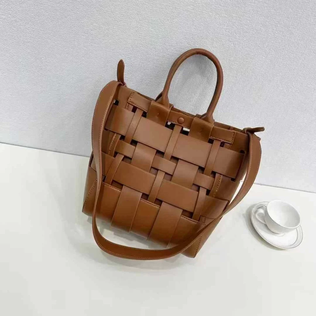 شنطه عصريه مواكبه للموضه
