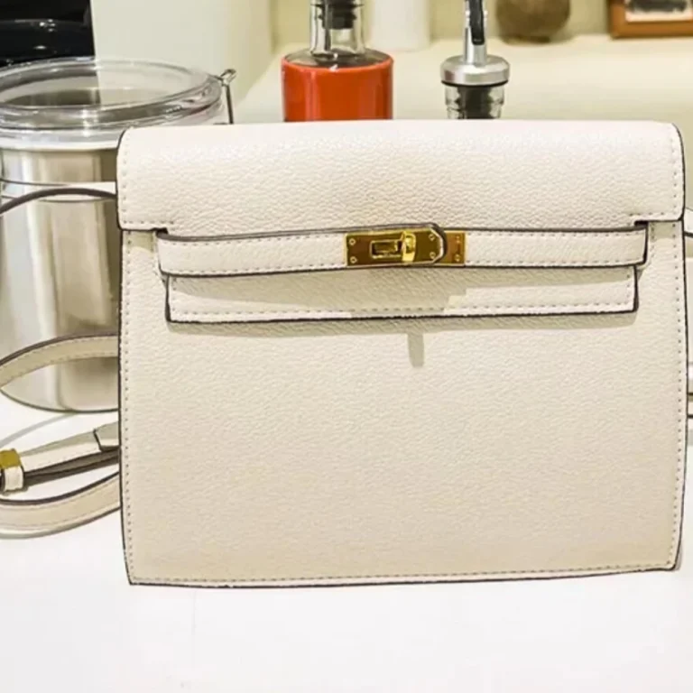 شنطه باللون ألابيض الانيق بالحجم الميني