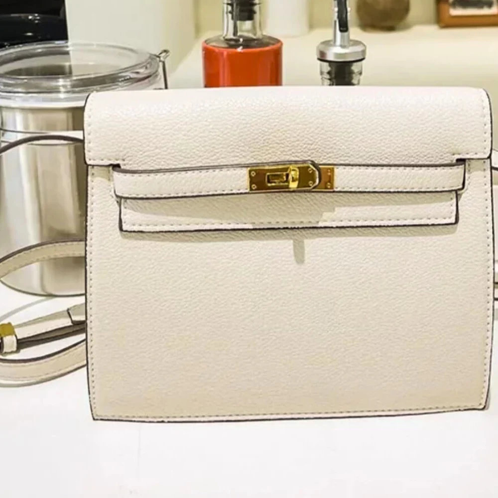 شنطه باللون ألابيض الانيق بالحجم الميني