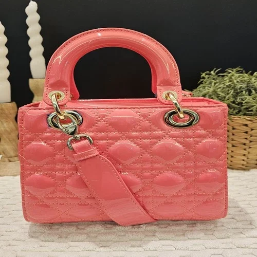 شنطه أنيقه ومميزه بلمعه ولون فوشي جذاب الحجم الوسط