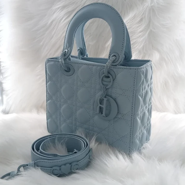 شنطه  نسائيه من الجلد حجم وسط باللون السماوي