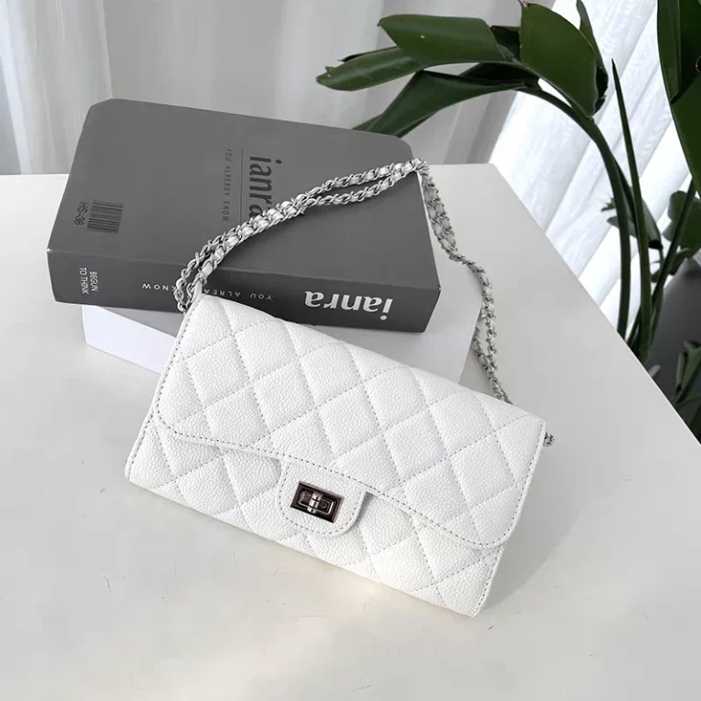 حقيبه كتف مربعه بقفل