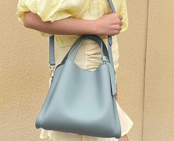 حقيبه كتف جلديه باللون الازرق