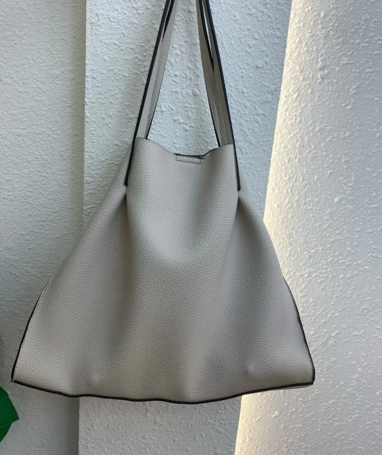 حقيبه جلديه بتصميم فريد