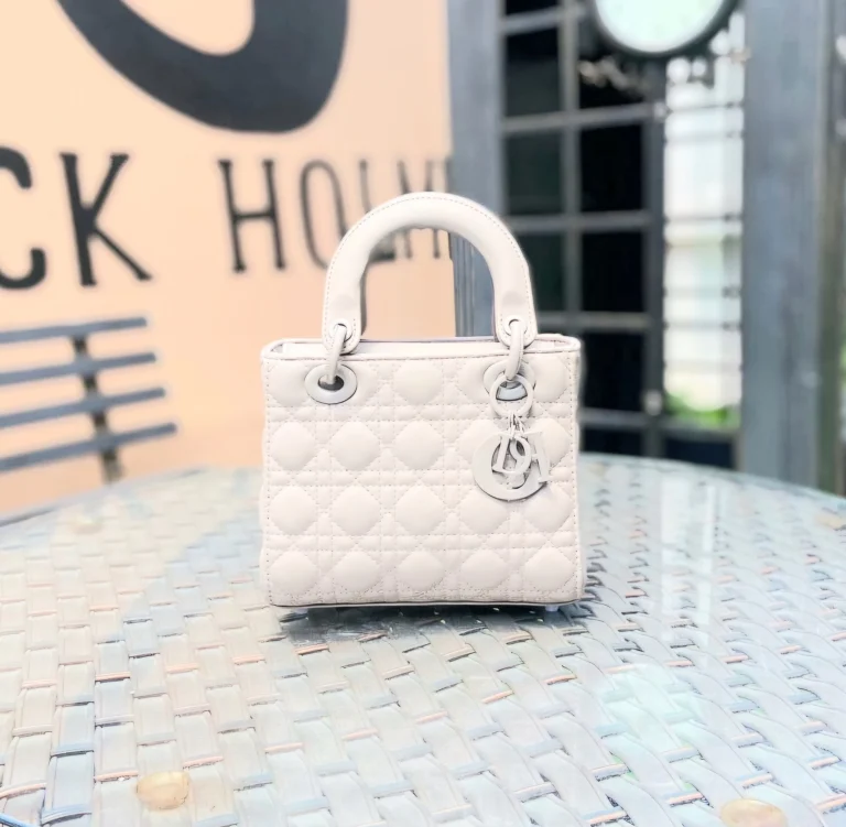 حقيبه نسائيه أنيقة ومميزه باللون الابيض المطفي بحجم وسط