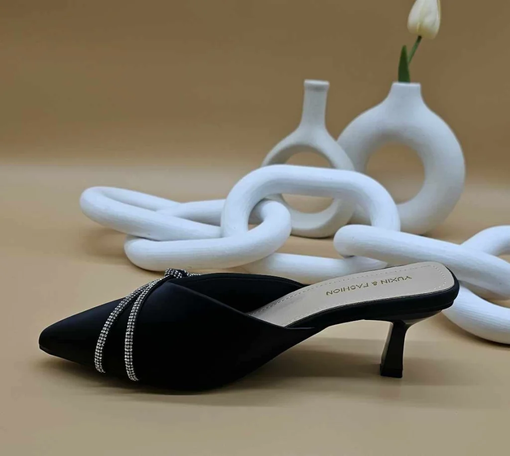 حذاء نسائي انيق بالكريستال