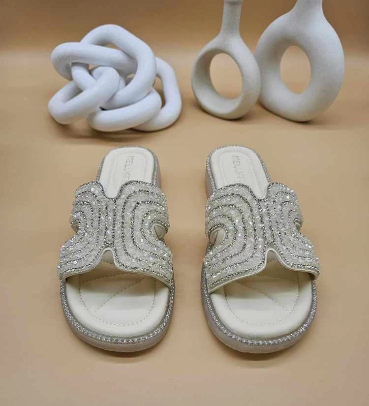 حذاء نسائي مسطح للصيف