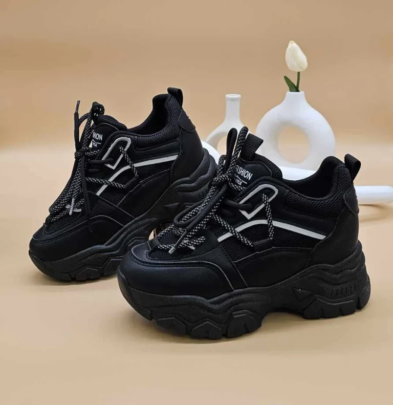 حذاء رياضي نسائي باللون الأسود