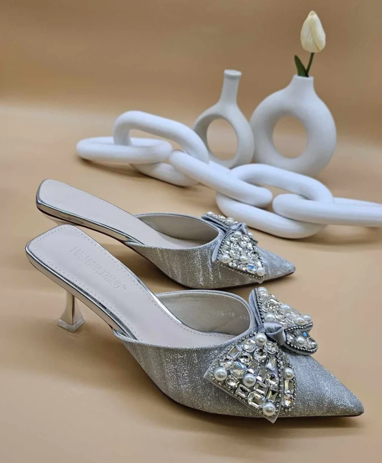 حذاء بكعب عالي مفتوح من الخلف