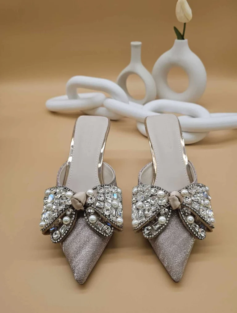 حذاء نسائي بكعب عالي مزين بالؤلؤ