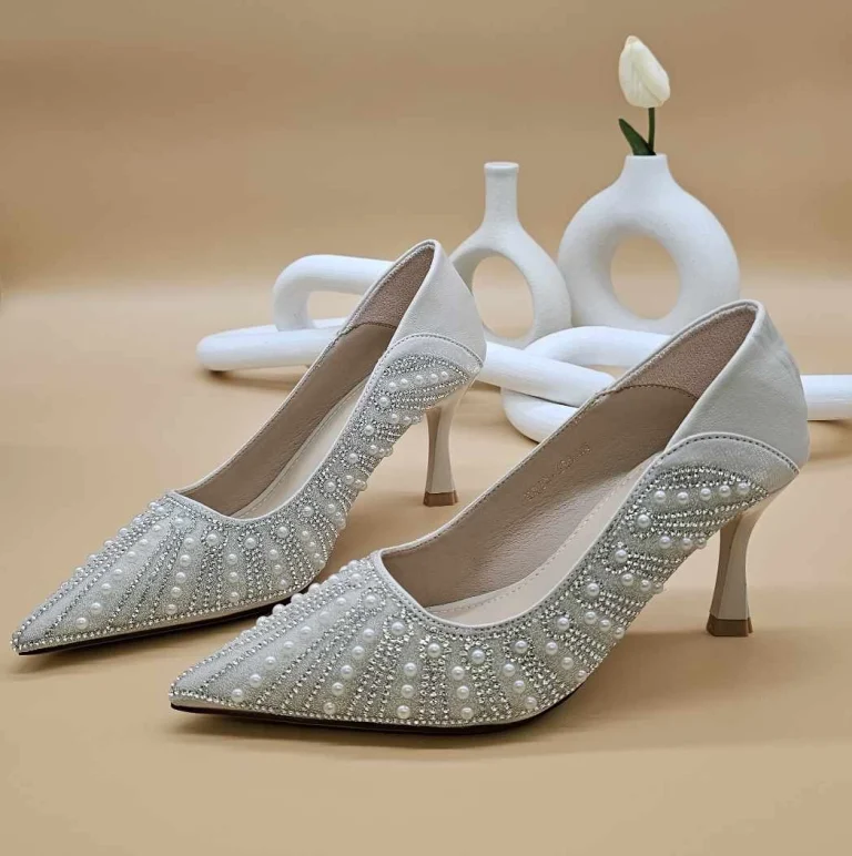 حذاء بكعب عالي مزين بالؤلؤ