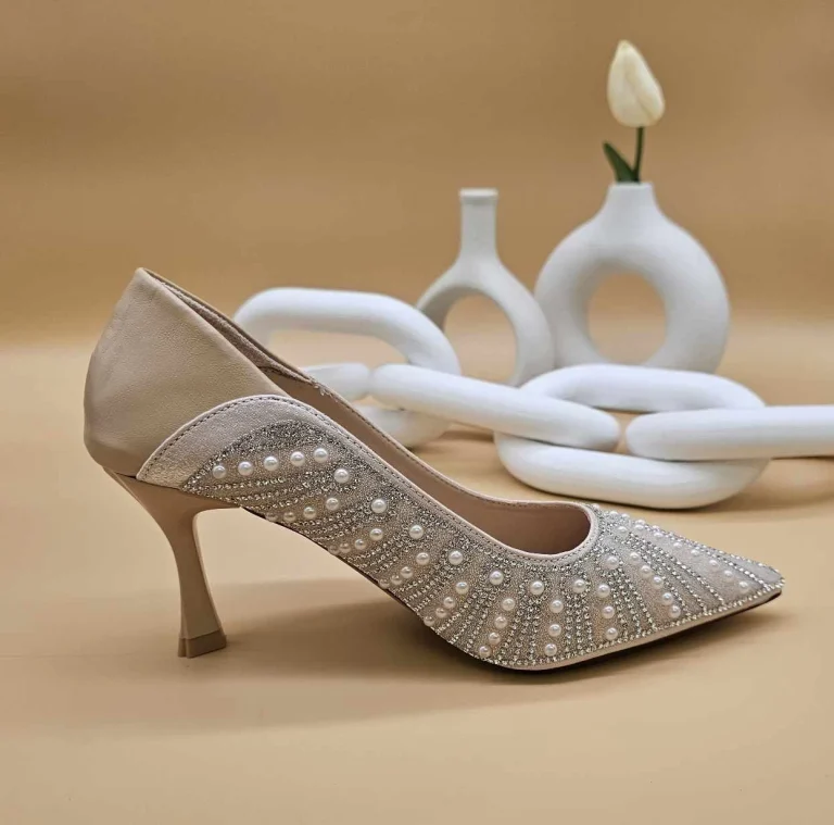 حذاء كعب عالي مزين باللؤلؤ