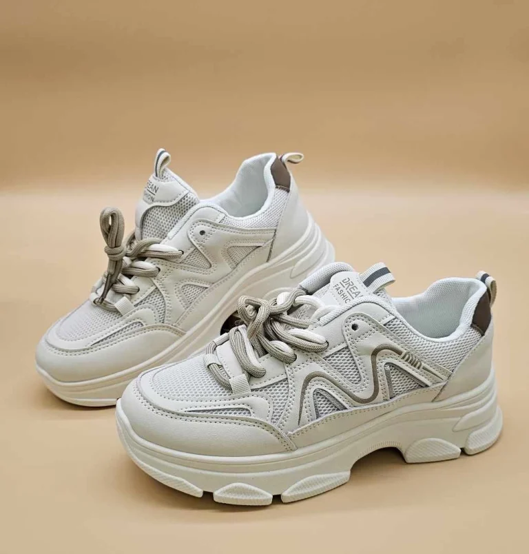 بوت رياضي نسائي باللون البيج