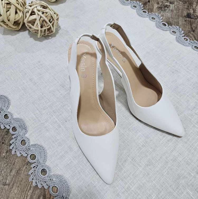 حذاء بكعب عالي باللون الأبيض