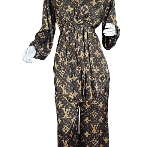 طقم انيق وعصري للنساء