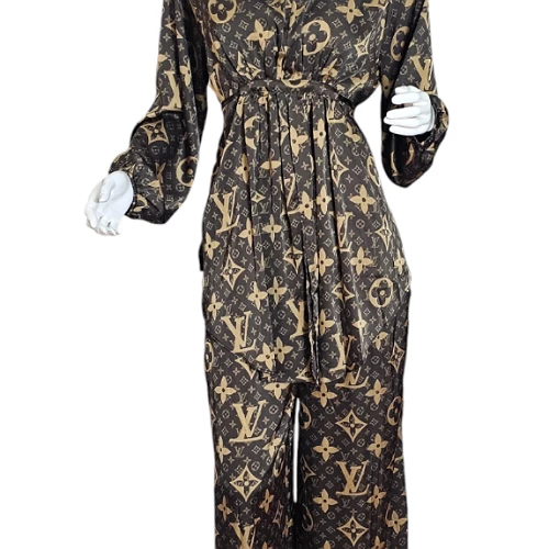 طقم انيق وعصري للنساء