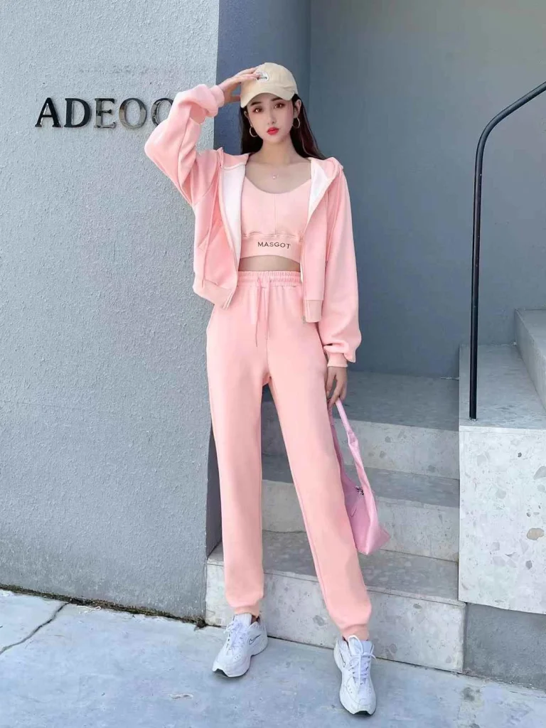 طقم رياضي للنساء جميل