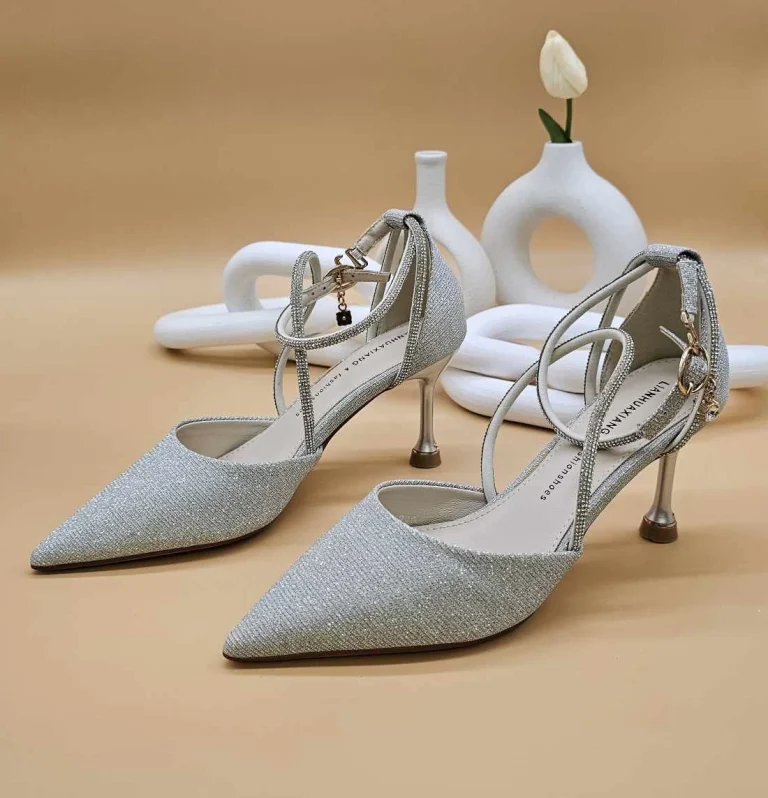 حذاء بكعب عالي باللون الفضي اللامع