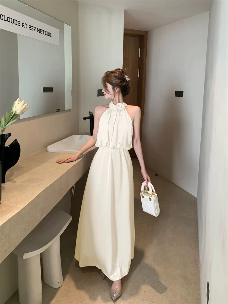 فستان صيفي يتميز بقصه بسيطه ومريحه