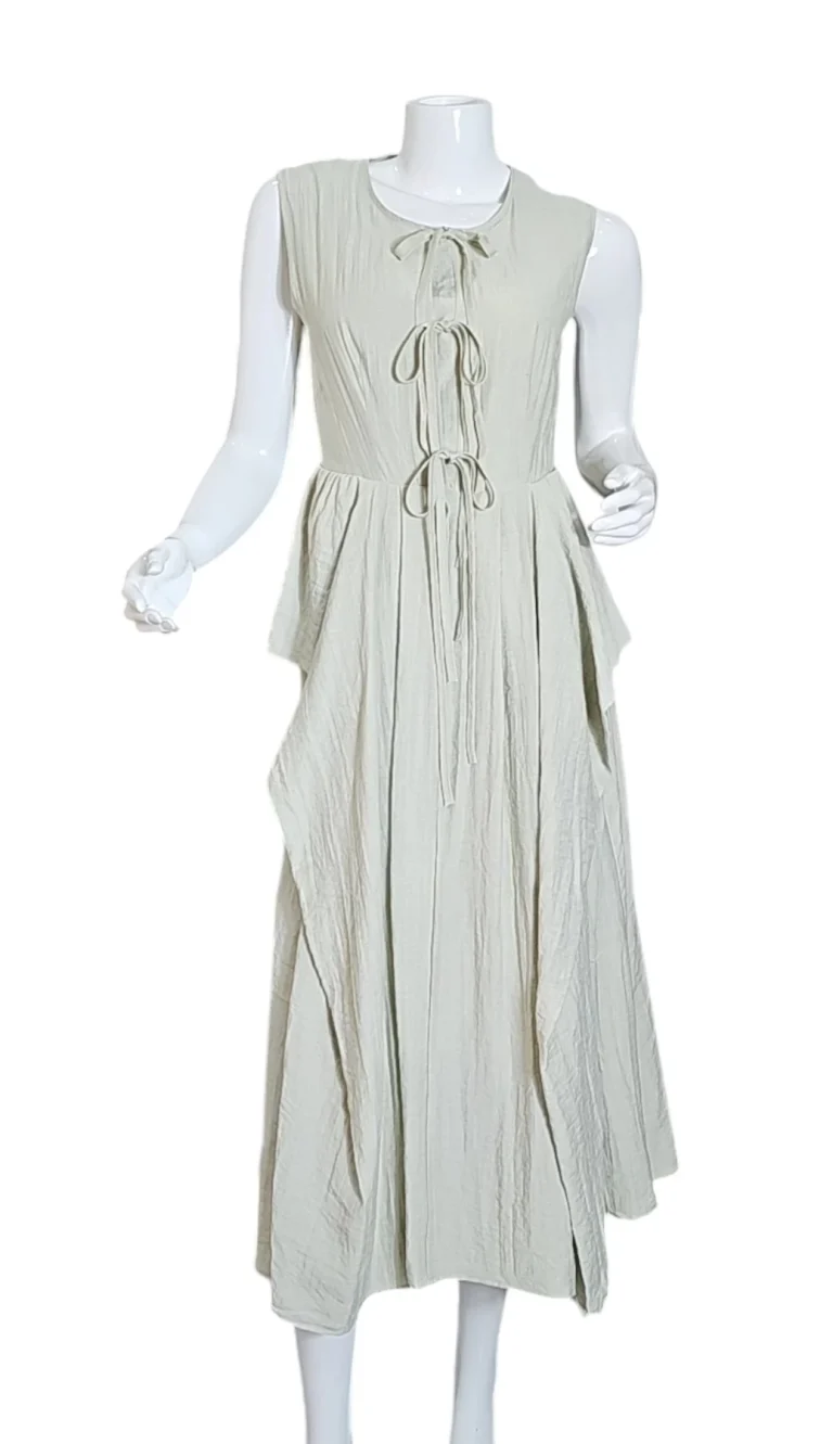 فستان طويل بدون اكمام بتصميم مميز