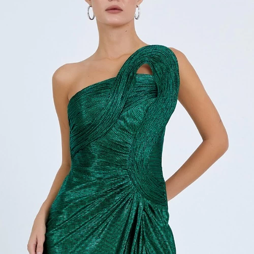 فستان سهرة بتصميم مميز