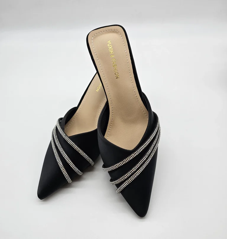 حذاء مرصع بأشرطة الكريستال