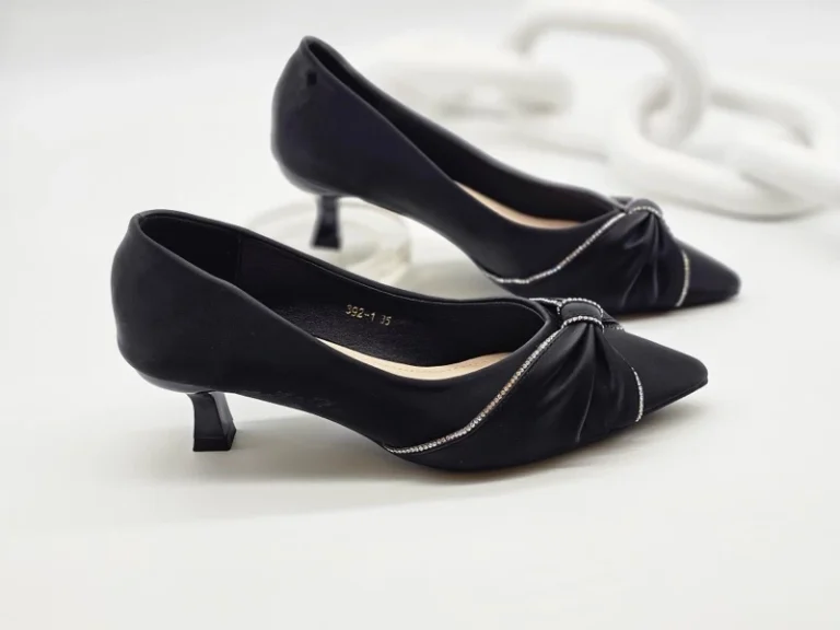 حذاء  مدبب باللون الاسود