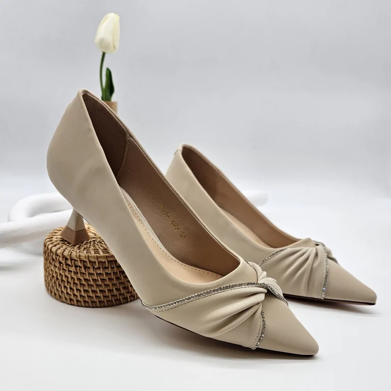 حذاء انيق وعصري بيج