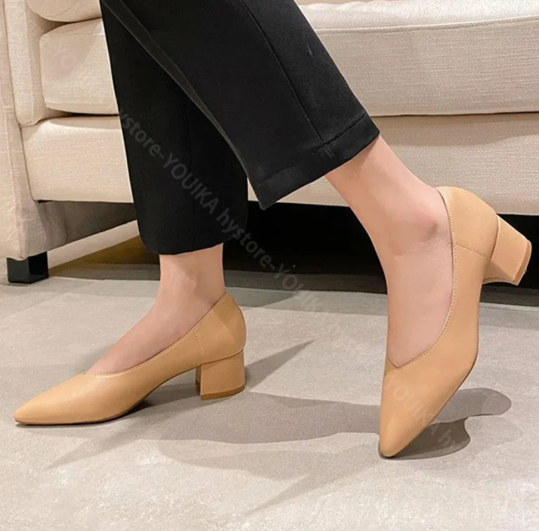 حذاء نسائي مدبب بكعب عريض