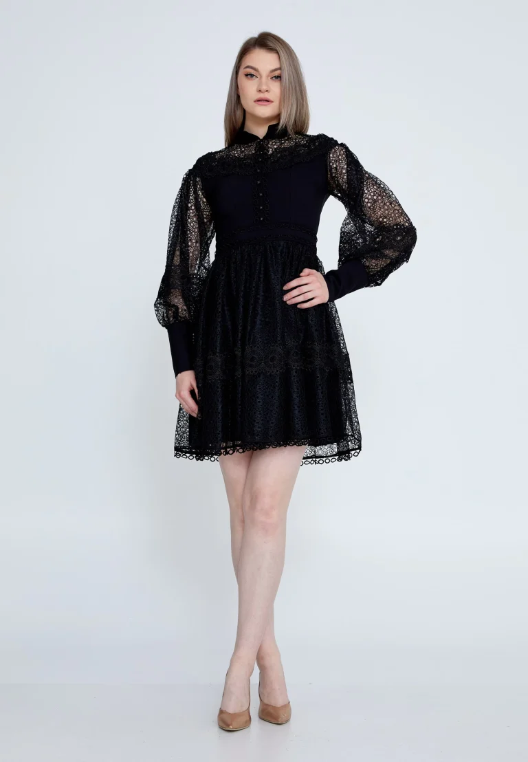 فستان اسود قصير مخرم