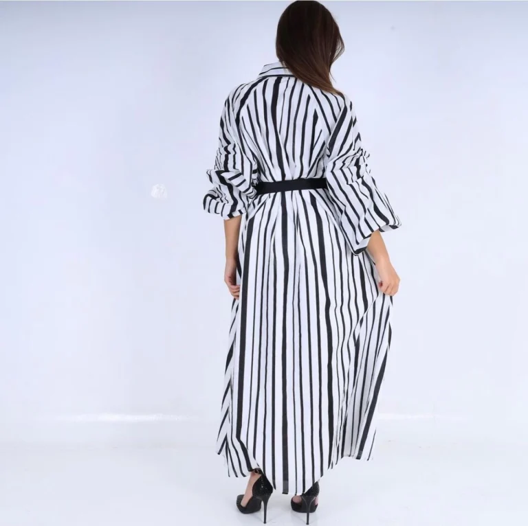 فستان طويل بخطوط سوداء وحزام على الخصر