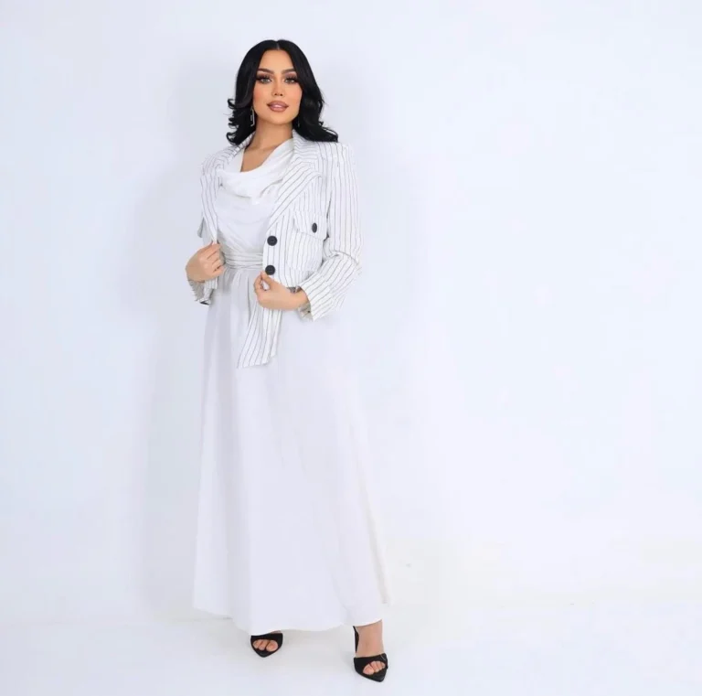 جلابيه مع ستره مخططة وحزام يحدد الخصر