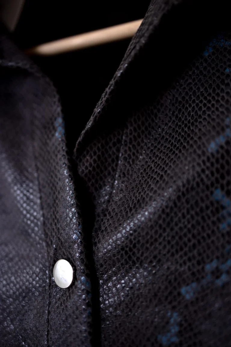 قميص بجلد ثعبان مميز