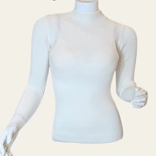 سويتر دافئ و أنيق بلون موحد