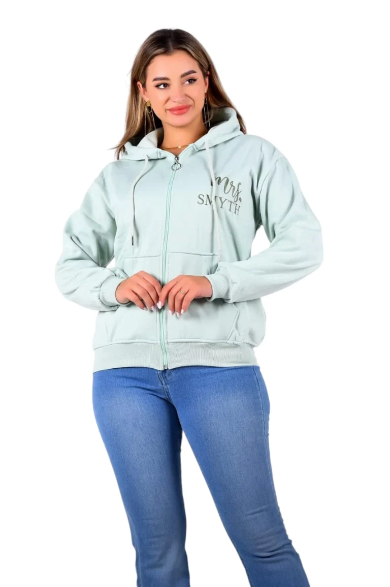 بلوفر نسائي بتصميم بسيط