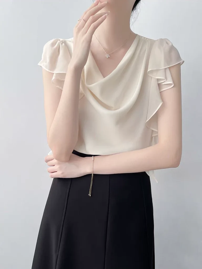 بلوزه انيقه بطيات عند الصدر