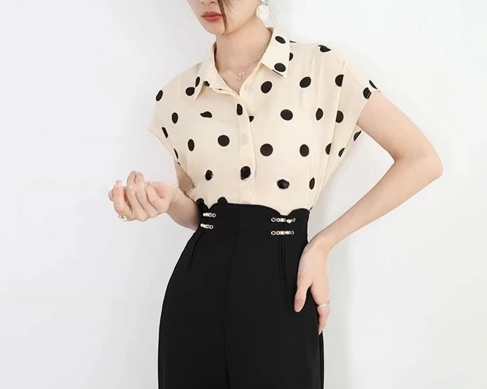 قميص ساتان بتصميم منقط