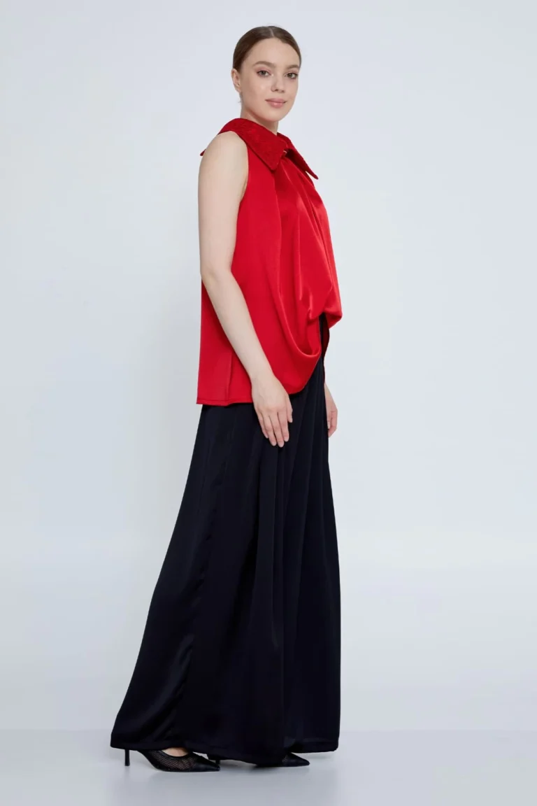 قميص احمر بياقة  عريضة