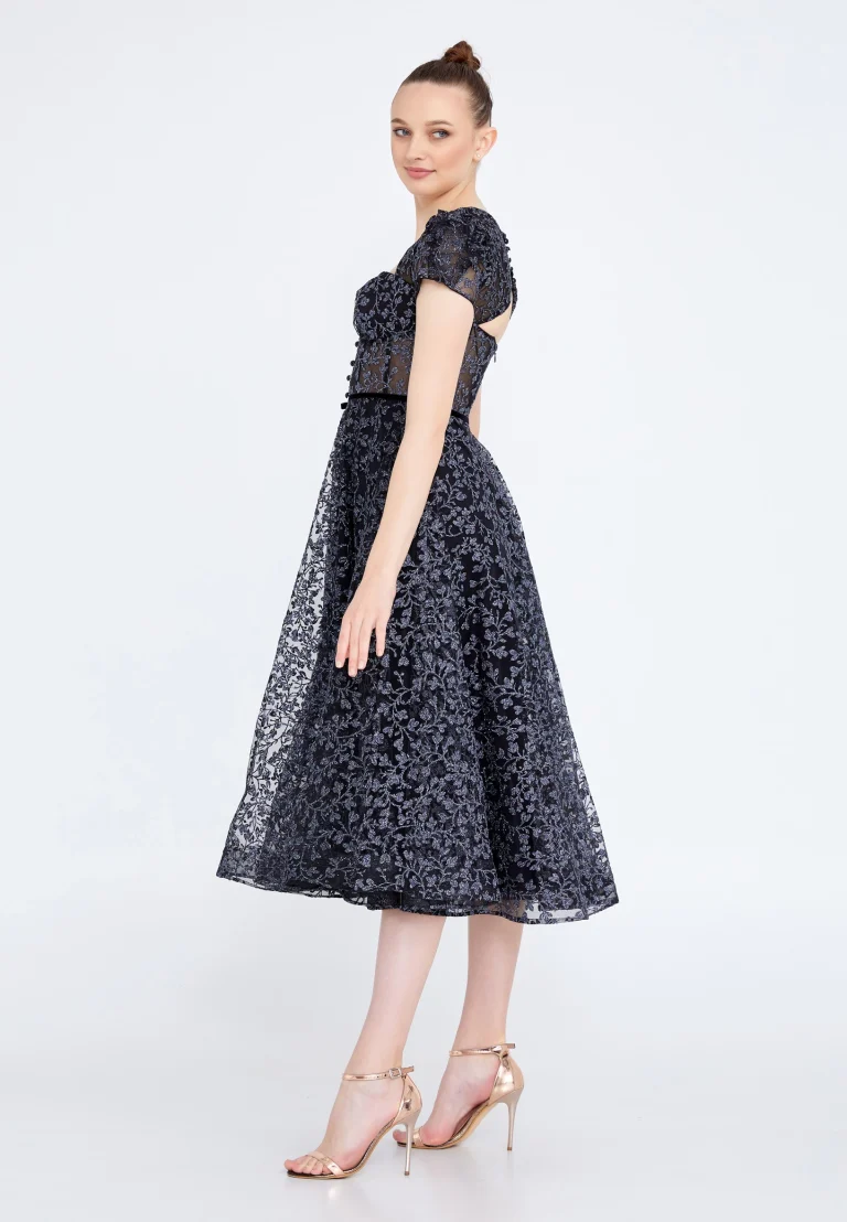 فستان انيق بتصميم كلاسيكي