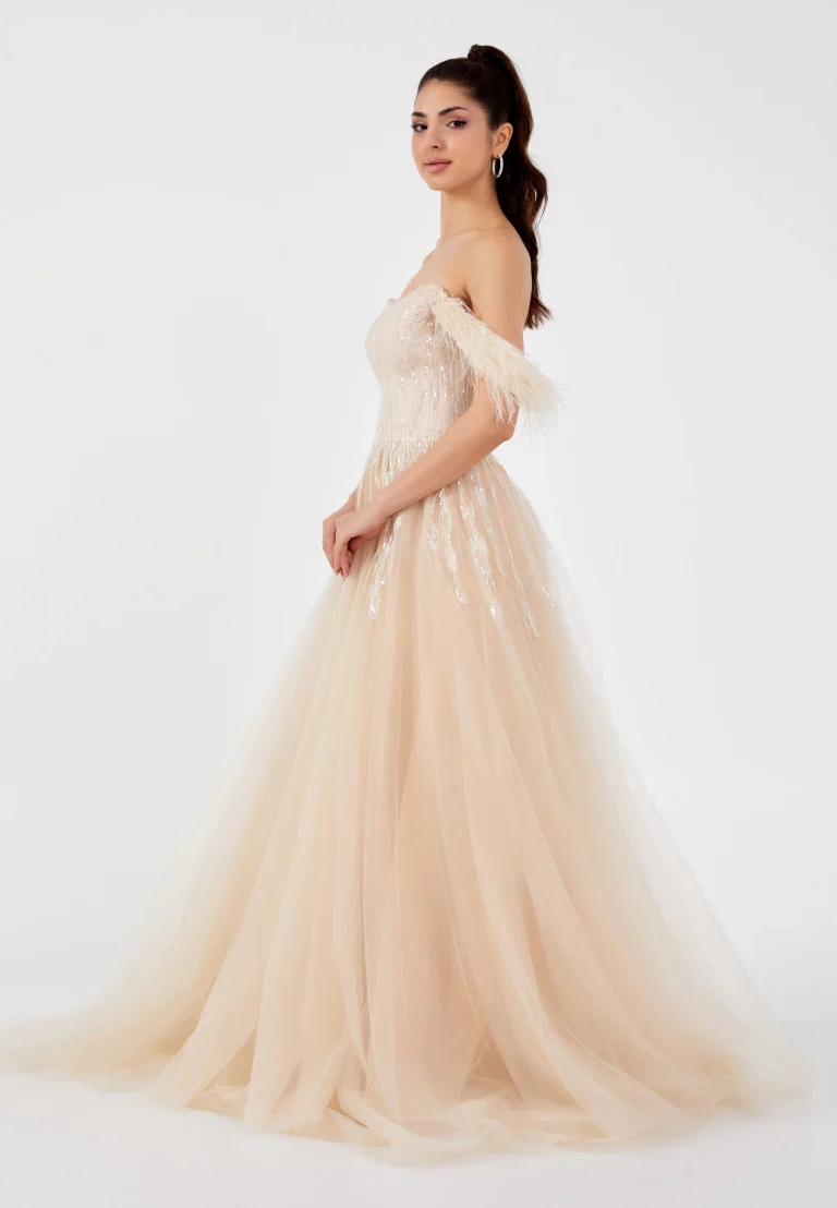 فستان انيق بتصميم ملكي