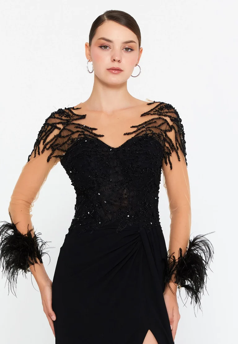 فستان سهرة انيق مع تطريز وريش