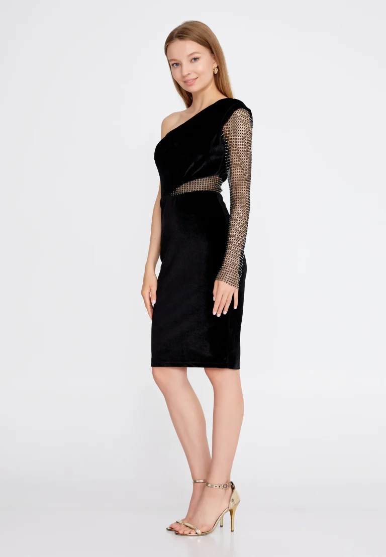 فستان أسود بكتف مكشوف وكم شبكي