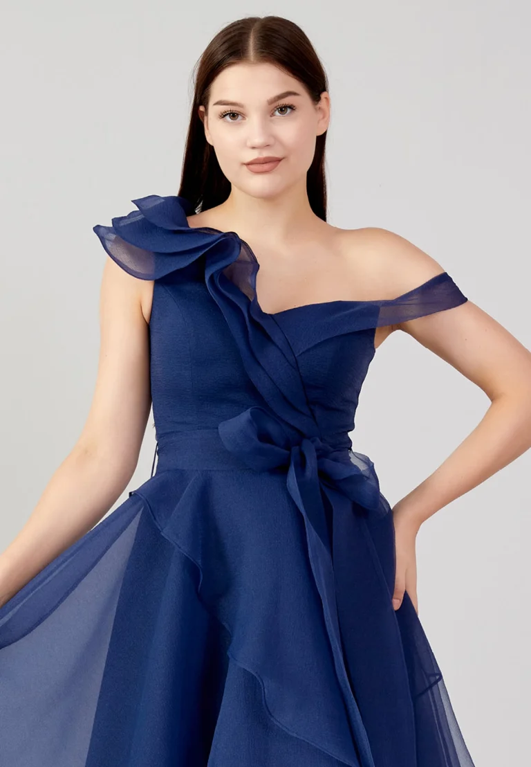 فستان سهرة أزرق بكشكش وكتف واحد