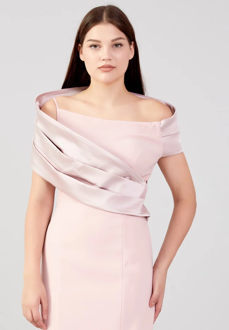 فستان سهرة وردي باكتاف مكشوفة