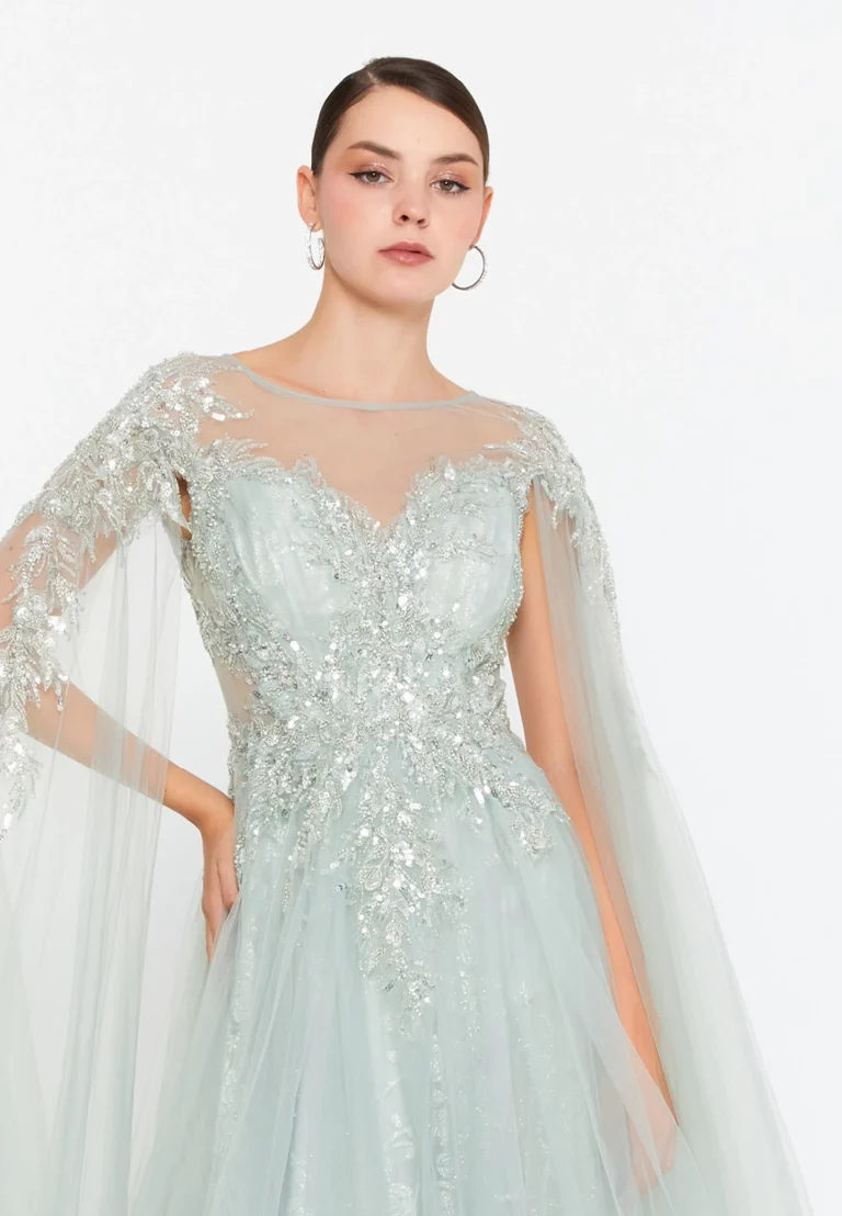 فستان سهرة ملكي بأكمام شفافة