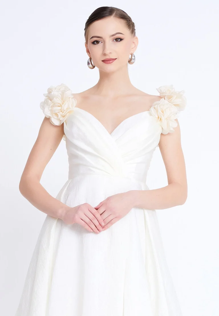 فستان ابيض كلاسيكي بأكتاف مزينه بالورود