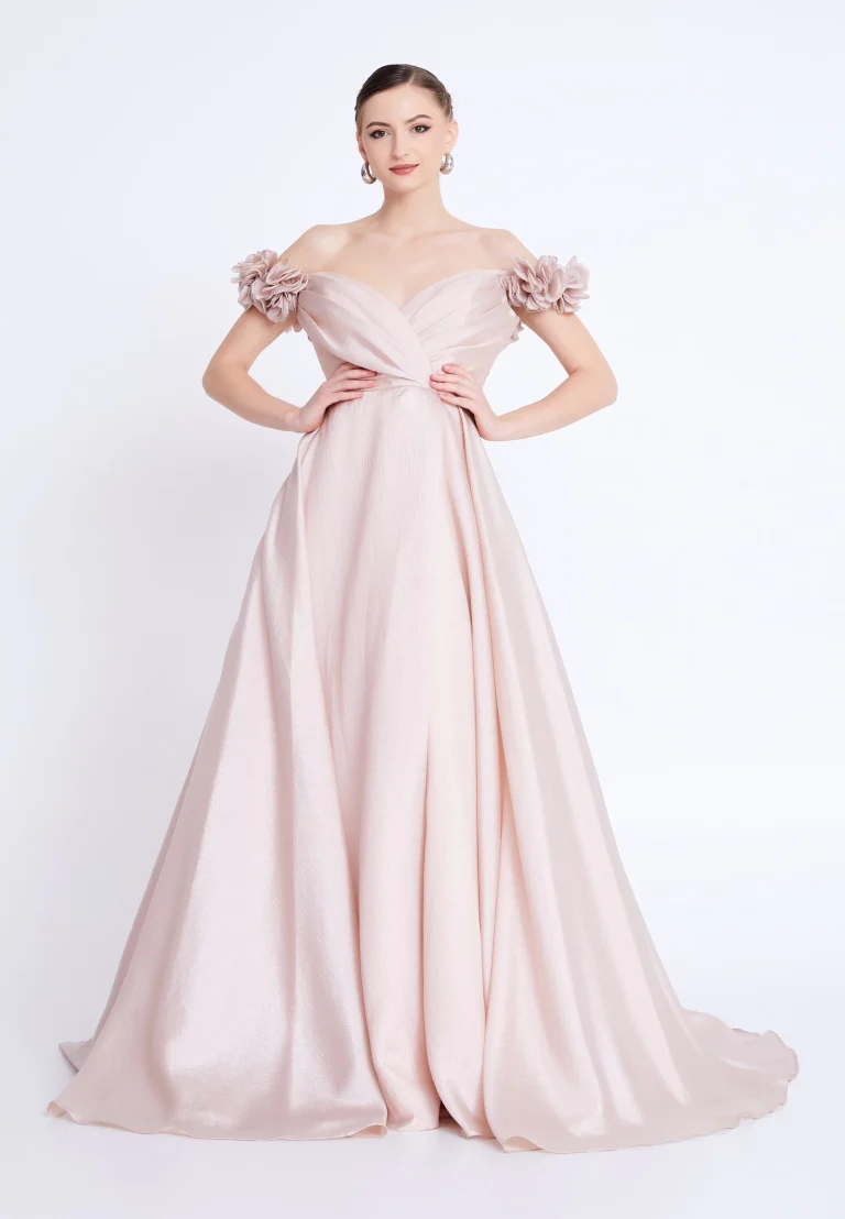 فستان سهرة وردي فاتح بأكمام مزينة بالورود