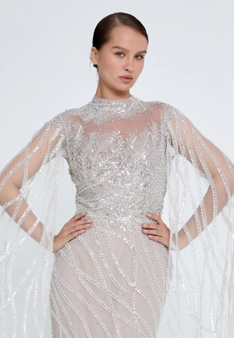 فستان سهرة شفاف بتطريزات لامعة