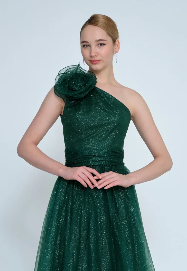 فستان سهرة أخضر بكتف واحد وورده كبيرة